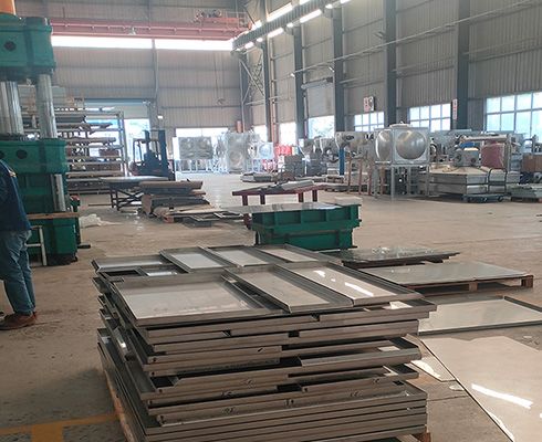 米諾五臺不銹鋼水箱運(yùn)往江蘇某建筑單位